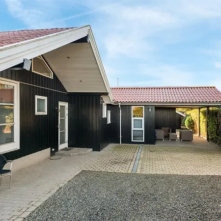 Nica - 100m From The Sea By Interhome