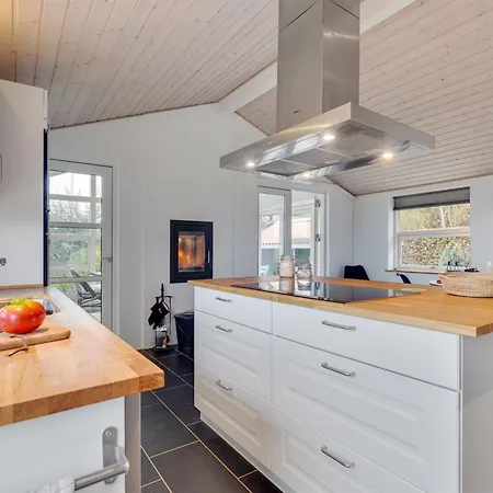 Nica - 100m From The Sea By Interhome
